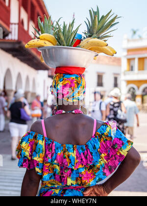 Une vente de fruits, palenquera dans la rue de Carthagène, Colombie Banque D'Images