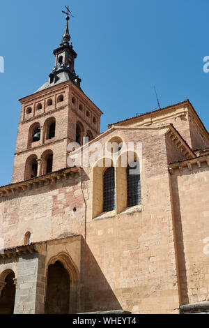 SEGOVIA, ESPAGNE - 25 avril 2018 : La façade de l'église San Martin à Ségovie. Banque D'Images