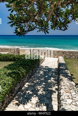 Côte des Caraïbes d'une vue panoramique, jardin vert tropical avec des escaliers à la plage Banque D'Images