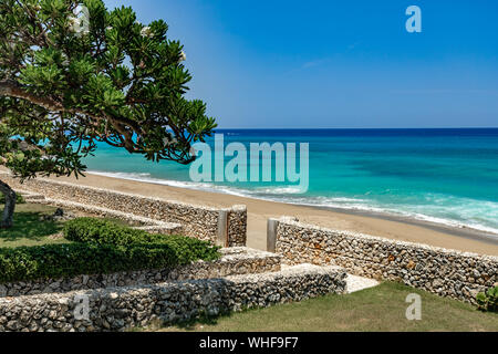 Côte des Caraïbes d'une vue panoramique, jardin vert tropical avec des escaliers à la plage Banque D'Images