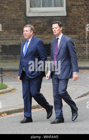 Londres, Royaume-Uni, 2 septembre 2019. Sir Graham Brady (à gauche) arrive avec Alex Chalk, député. Les ministres du Cabinet, ainsi que de nombreux députés du Parti conservateur et d'anciens politiciens entrent tous au 10 Downing Street pour une réunion d'urgence du Cabinet, et plus tard, pour la réunion générale du Parti conservateur. Credit: Imagetraceur/Alamy Live News Banque D'Images