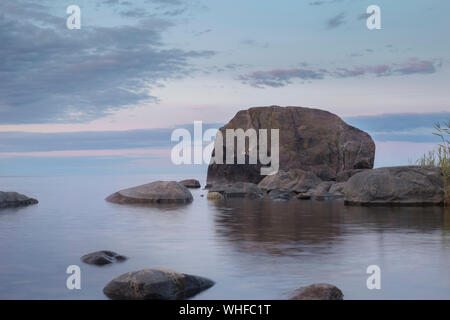 Le golfe de Finlande, l'Estonie.Wild côte rocheuse de la mer Baltique Banque D'Images