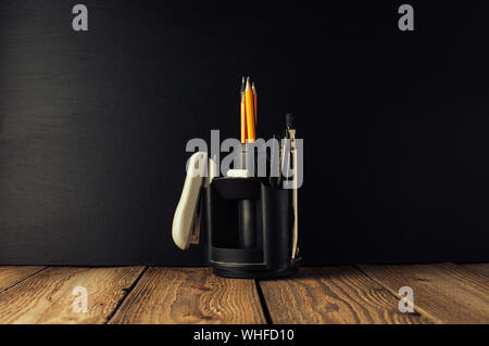 Retour à l'école, la notion de parent. Un assortiment d'ingrédients, les Supports pour stylos et crayons, une gomme, du papier à couteaux, boussoles.L'éducation Banque D'Images