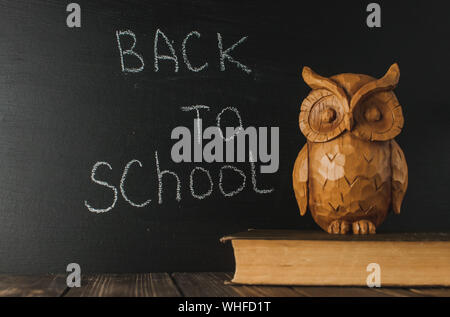 Retour à l'école, la notion de parent. L'inscription sur le tableau noir avec craie blanche, la prochaine est le hibou sur le livre. Place pour le texte. Copier l'espace. Banque D'Images