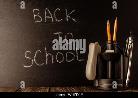 Retour à l'école, la notion de parent. L'inscription sur le tableau noir avec craie blanche, à côté c'est une position pour stylos avec modèle. Place fo Banque D'Images