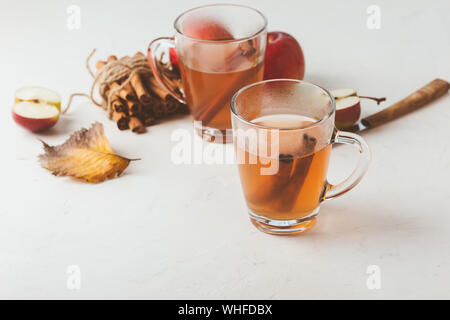 Des boissons chaudes de l'automne, de cidre de punch, verres à thé épicé de fête de l'automne avec des bâtons de cannelle Banque D'Images