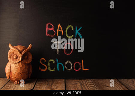 Retour à l'école, la notion de parent. Un assortiment d'ingrédients, OWL, bloc-notes, crayons, stylos pour stand. L'inscription sur la liste des cha Banque D'Images