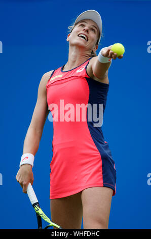 2017 International Aegon- Eastbourne - Angleterre. La ronde 3. Johanna Konta de Grande-bretagne servant contre Sorana Cirstea de roumain. Mercredi 28 juin, Ju Banque D'Images