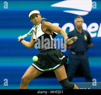 New York, NY - 2 septembre 2019 : Naomi Osaka (Japon) en action lors de la ronde 4 de l'US Open Championship contre Belinda Bencic (Suisse) à Billie Jean King National Tennis Center Banque D'Images