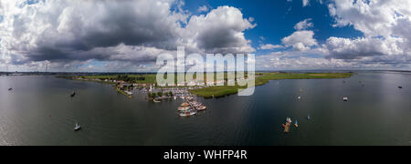 Large panorama de l'antenne du petit village près de Durgerdam Amsterdam, avec son port de plaisance avec de nombreux voiliers amarrés contre un ciel bleu Banque D'Images