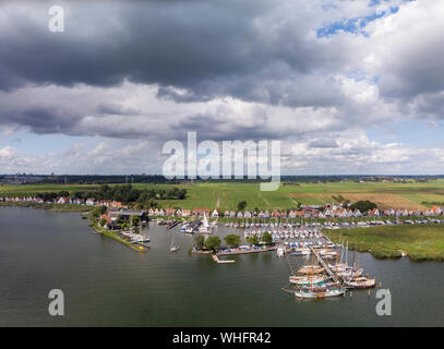 Panorama de l'antenne du petit village près de Durgerdam Amsterdam, avec son port de plaisance avec de nombreux voiliers amarrés contre un ciel bleu avec le cloud Banque D'Images