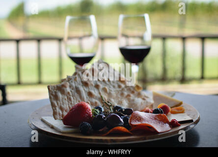 Vin et fromage viande planche de charcuterie à Fredericksburg Virginia Wine Country Banque D'Images