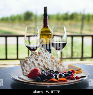 Vin et fromage viande planche de charcuterie à Fredericksburg Virginia Wine Country Banque D'Images