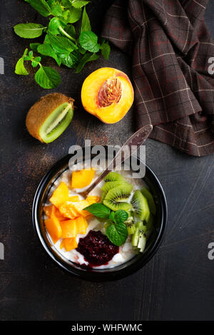 Flocons d'avoine avec des fruits frais et fruits frais Banque D'Images