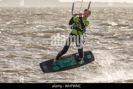 L'homme le kitesurf dans la mer à Llanelli, Carmarthenshire, Pays de Galles. UK. Banque D'Images