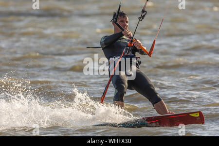 L'homme le kitesurf dans la mer à Llanelli, Carmarthenshire, Pays de Galles. UK. Banque D'Images