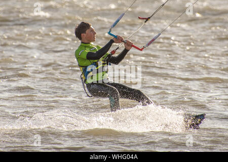 L'homme le kitesurf dans la mer à Llanelli, Carmarthenshire, Pays de Galles. UK. Banque D'Images