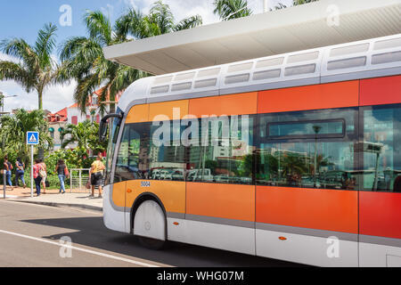 Fort-de-France, Martinique, FR - 23 août 2019 : le Bus Rapid Transit (TCSP) véhicule à Pointe Simon. Banque D'Images