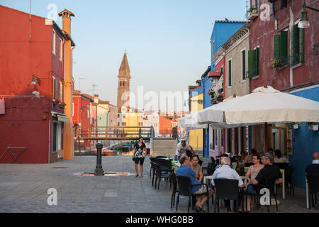 Les habitants de manger dehors le soir après les touristes ont quitté, Strada di Corte exceptionnelle, Burano, Venise, Italie Banque D'Images