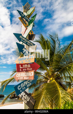 Signe directionnel sur la plage indiquant différentes destinations wold, photographié en République Dominicaine. Banque D'Images