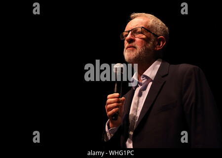 Salford, Greater Manchester, UK. 2 Septembre, 2019. Leader du travail MP Jeremy Corbyn répond à un rassemblement à l'Lowry Theatre à Salford. Banque D'Images
