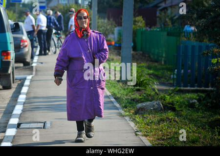 Rasskazovo, Région de Tambov, en Russie. 2e, 2019 Sep. Une femme âgée (Fédération de pensionné) marche dans la rue en Rasskazovo Crédit : Demian Stringer/ZUMA/Alamy Fil Live News Banque D'Images