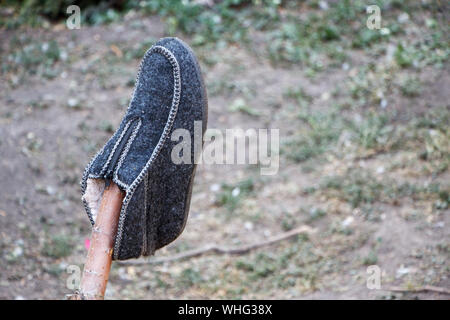 Chaussures en laine gris hanging on fence, séchage de chaussures Banque D'Images