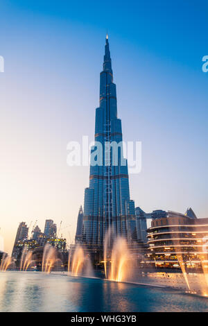 Dubaï, Émirats arabes unis - le 24 février 2019 : Dubaï fontaine et Burj Khalifa Tower, un gratte-ciel et le plus haut bâtiment du monde à Dubaï, Émirats arabes unis Banque D'Images