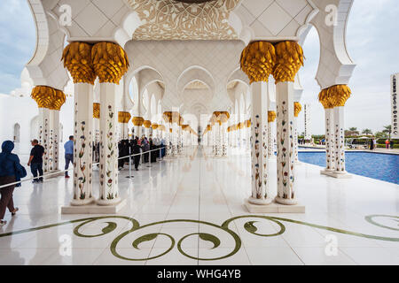 ABU DHABI, UAE - février 28, 2019 : la Grande Mosquée Sheikh Zayed, la plus grande mosquée de l'intérieur des Émirats arabes unis, à Abu Dhabi Banque D'Images