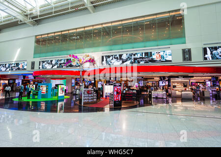 Dubaï, Émirats arabes unis - Mars 02, 2019 : Boutique parfum dans la zone duty free de l'Aéroport International de Dubaï aux Émirats Banque D'Images