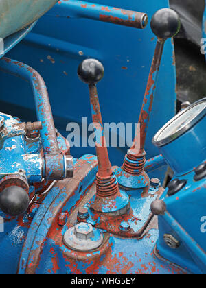 Détail de l'ancien bleu tracteur agricole avec rusty red montrant par usés sous peinture écaillée à vintage vehicle show en Cumbria, Angleterre, Royaume-Uni Banque D'Images
