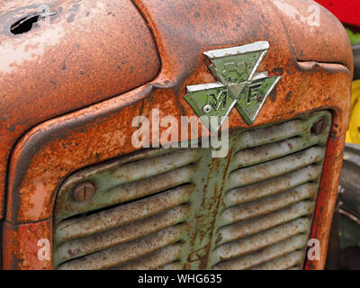 Grille de calandre n'est pas oxydée de vieux tracteur Massey Ferguson rouge rouille besoin de restauration à vintage vehicle show en Cumbria, Angleterre, Royaume-Uni Banque D'Images
