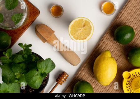 Pot avec les feuilles de menthe sur planche de bois Banque D'Images