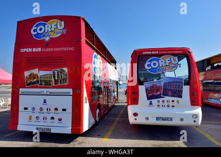 Des visites de la ville de Corfou,open top bus, bus, des visites,Corfu Kerkyra,,Corcyre,grèce,Îles Ioniennes Banque D'Images