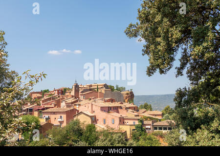 Vue sur Roussillon village sur les collines, les petites Provensal ville avec de grands dépôts d'ocre, situé à l'intérieur de frontières de Parc Naturel Régional du Luberon Banque D'Images