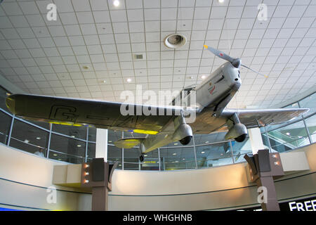 Auckland, Nouvelle-Zélande - 16 novembre 2005 : Jean Batten Gardner's P-3 Percival Gull Six plan sur affichage dans le hall des départs à Auckland International F.a.i. Banque D'Images