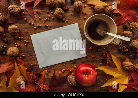 Enveloppe poste automne maquette mise à plat sur une table en bois décoré avec des feuilles d'érable sec et de fruits de saison Banque D'Images