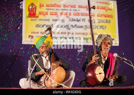 HAMPI, INDE - 20 février 2012 : des musiciens qui jouent de la musique traditionnelle indienne à Hampi en Inde au festival Holi Banque D'Images