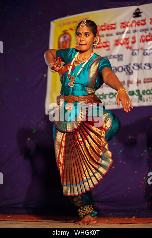 HAMPI, INDE - Le 20 février 2012 Artiste non identifié : l'exécution de danse traditionnelle indienne à Hampi en Inde au festival Holi Banque D'Images