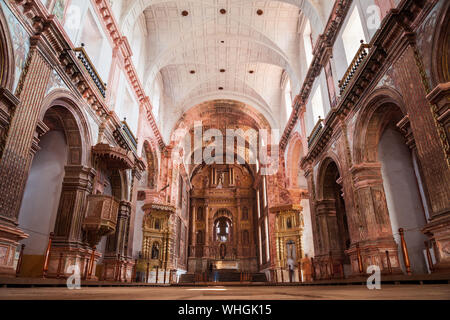 GOA, INDE - 28 février 2012 : l'intérieur de l'église catholique à Old Goa en Inde Banque D'Images