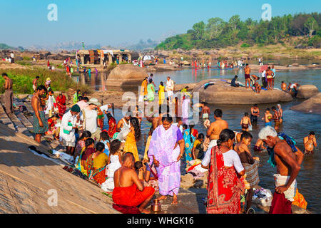 HAMPI, INDE - 20 février 2012 : les Indiens le bain et le lavage des vêtements dans la rivière en Inde Banque D'Images