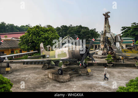 HANOI, VIETNAM - SEP 2, 2009 : Un Skyhawker américain-1 bomber avion conservé dans le musée de la guerre de Hanoï, derrière une pile de l'avion américain abattu. Banque D'Images