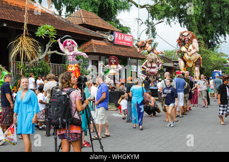 UBUD, BALI - Mars 04, 2011 : statues ogoh Ogoh-Ngrupuk à la parade à l'île de Bali en Indonésie Banque D'Images