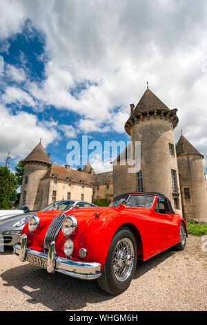 Beaune, France - Jun 12, 2010 : Red classic Jaguar XK 140 Voiture de sport en face de l'église de Savigny. Banque D'Images