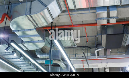 Utilités industrielles sous le plafond. La ventilation, climatisation, éclairage et de lutte contre l'incendie. Banque D'Images