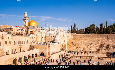 Les fidèles juifs prient à l'ouest de Mur des lamentations à Jérusalem, Israël. Banque D'Images