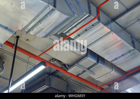 Utilités industrielles sous le plafond. La ventilation, climatisation, éclairage et de lutte contre l'incendie. Banque D'Images