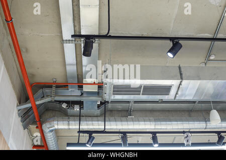 Utilités industrielles sous le plafond. La ventilation, climatisation, éclairage et de lutte contre l'incendie. Banque D'Images