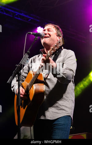 PONTYPRIDD, Pays de Galles - AOÛT 2019 : Steve Craddock, chanteur de Ocean Colour Scene, effectuant au 'Ponty dans le Parc' concert à Pontypridd. Banque D'Images