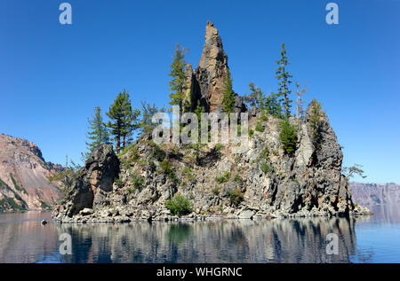 Une vue sur le lac du cratère et bateau fantôme de l'île dans l'Oregon. L'île est un pilier de la formation rocheuse naturelle qui doit son nom à sa ressemblance avec Banque D'Images